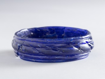 Bracelet en verre, fin du IIIe - moitié du IIe siècle avant J-C. Don du Père Laurent, 1868 environ (© RAVA, photo Gonella)
