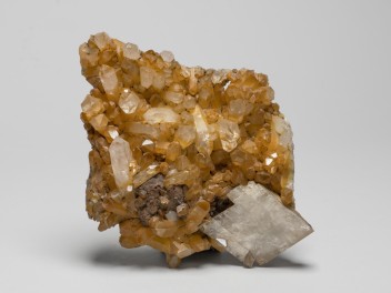 Fragment minéralogique, quartz et calcite (© RAVA, photo Gonella)
