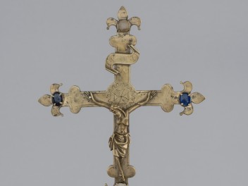 Orfèvre du Val d'Aoste, croix de station en laiton, pâte vitrée et cristal, début du XIVe siècle (© RAVA, photo Gonella)