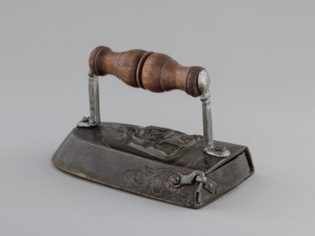 Fer à repasser, 1670 (© RAVA, photo Gonella)