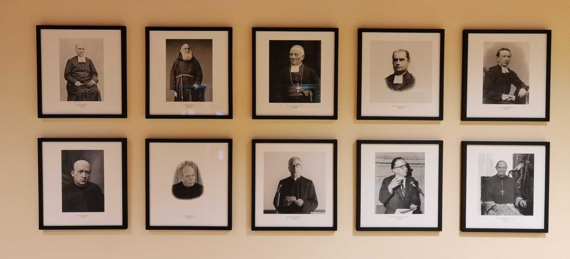 Le fotografie dei presidenti appese nella sede