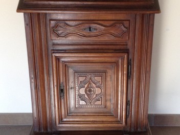 Prie-Dieu en bois de noyer ayant appartenu au notaire Jean-Pantaléon Linty d'Issime, environ 1735. Don de M. Guido Pession, 2019 (© ASA, photo Papone)