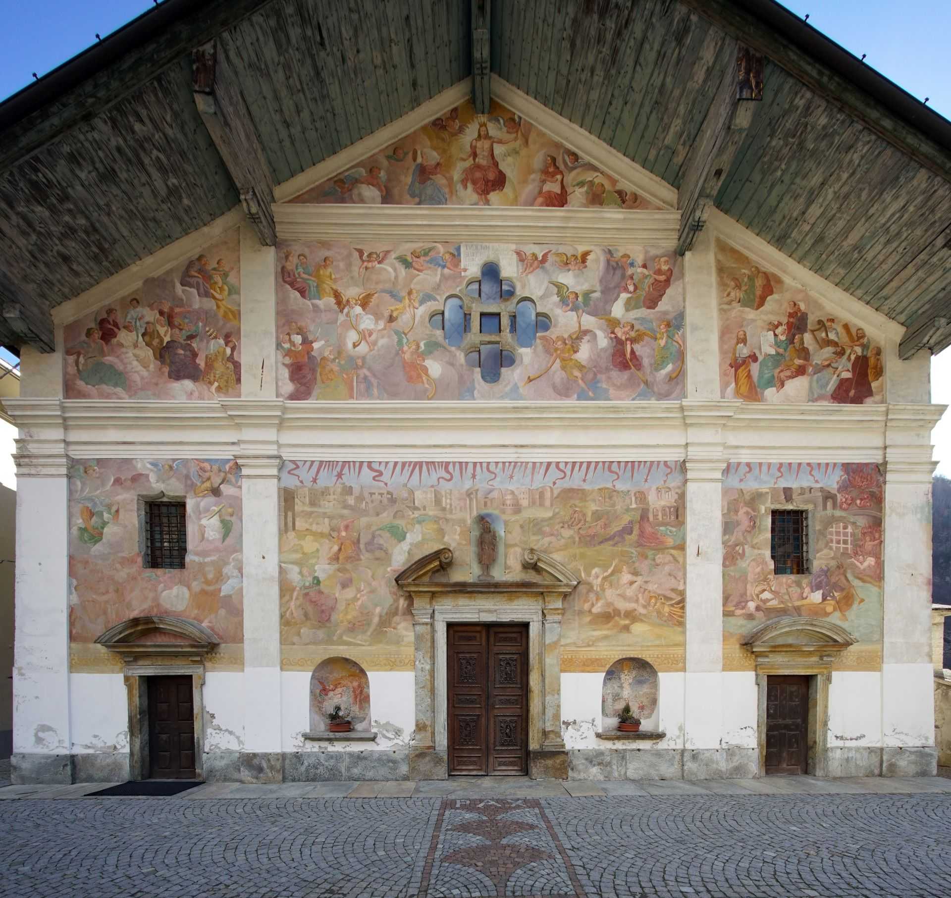 Façade de l'église paroissiale de Saint-Jacques à Issime