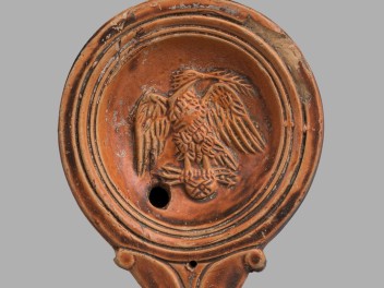 Lampe à huile avec volutes décorée d'un aigle. Epoque d'Auguste (© RAVA, photo Gonella)