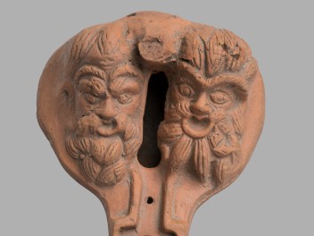Lampe à huile décorée d'une double tête de satyre, fin du Ier - fin du IIe siècle après J-C (© RAVA, photo Gonella)
