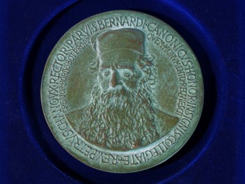 Pietro Giampaoli, Medaille dédiée à l'abbé Pierre Chanoux, recteur de l'hospice du Petit Saint-Bernard (recto), 1945 (© ASA, photo Papone)