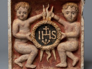 Bas-relief en pierre peinte avec avec le trigramme du Christ provenant d'une maison rue Croix-de-Ville à Aoste, première moitié du XVIe siècle. Don du chan. Noussan, 1931 (© RAVA, photo Gonella)